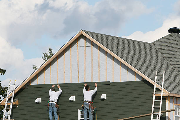 Professional Emergency Siding Repair technician working in Des Plaines, IL